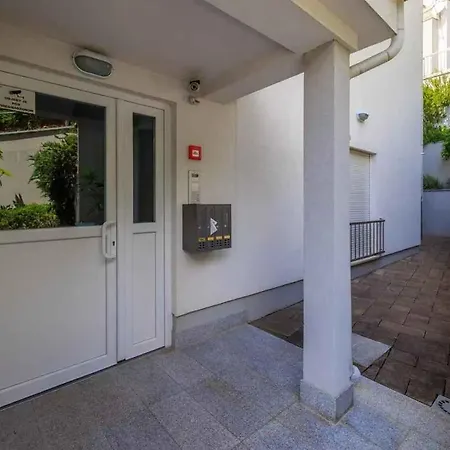 Apartament In 53769 *